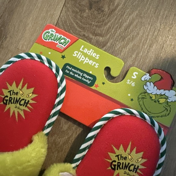 Dr. Seuss Grinch Christmas Santa Hat Slippers Slides Women's Size Small 5/6 NEW - Picture 3 of 4